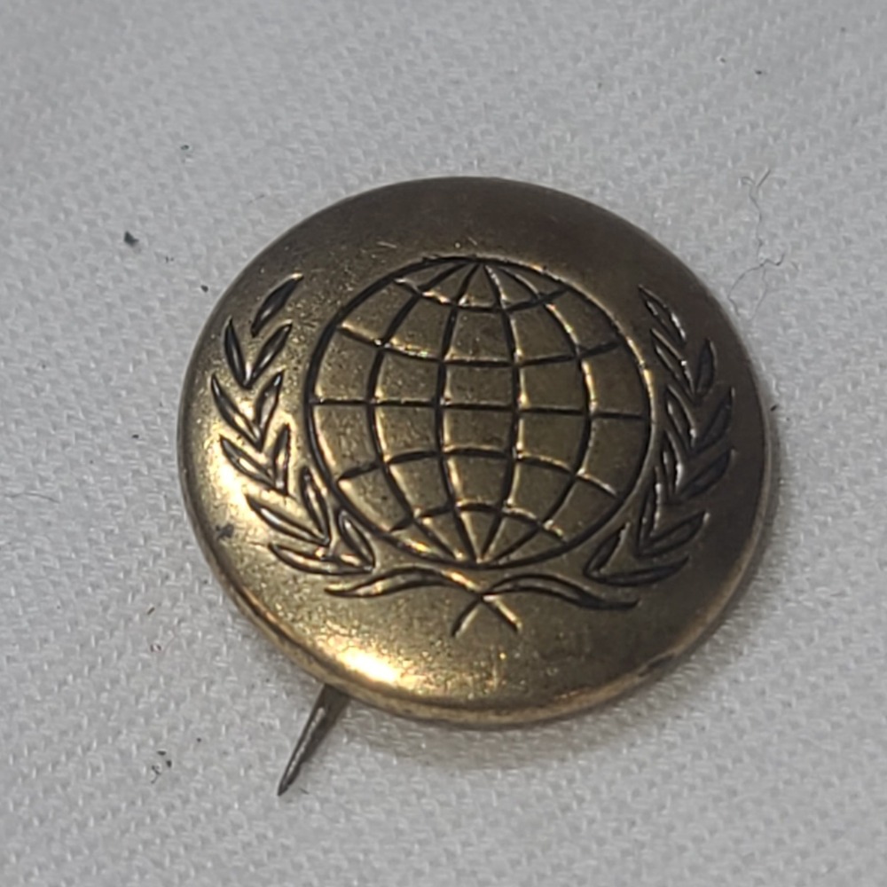 United Nations Emblem Logo Souvenir‎ Enamel Pin Pinback Word Map Peace UN VGC